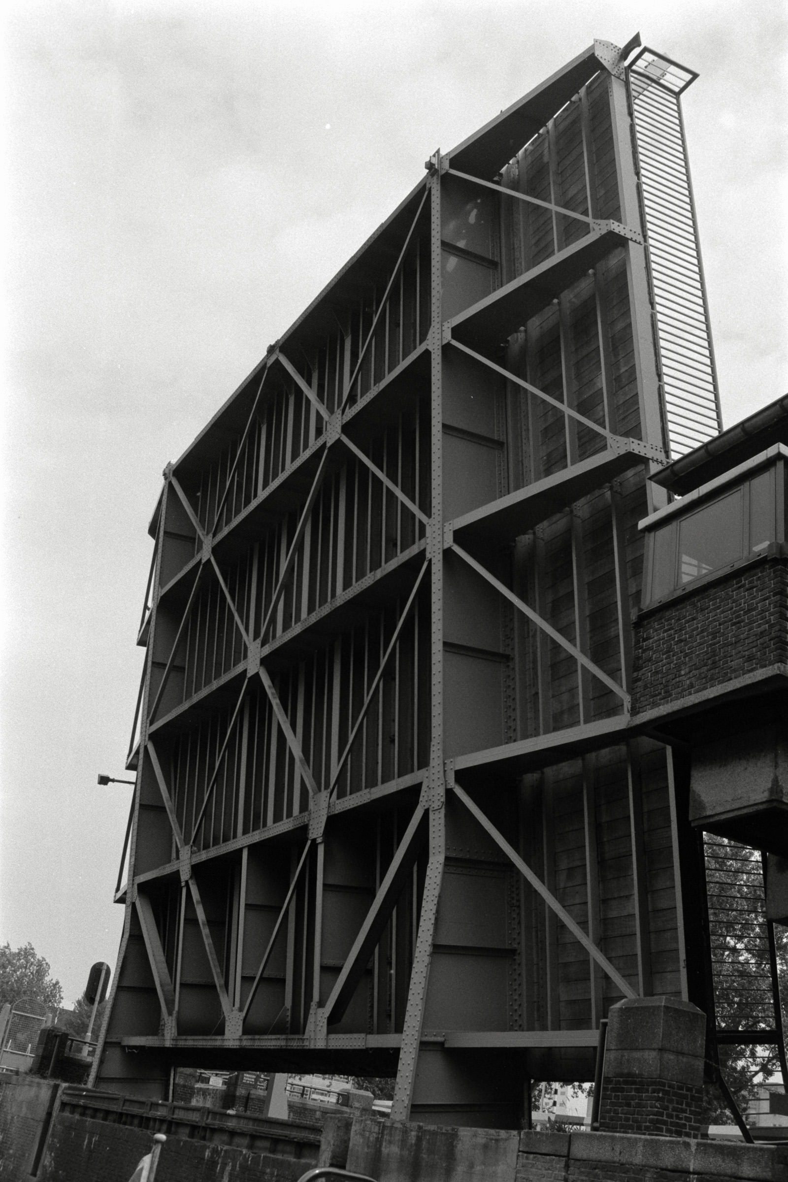 AHP F1992 06 001 sc250507 img23 NLP